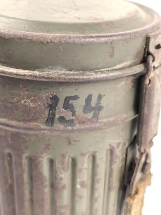 Wehrmacht,  Gasmaskendose, Bereitschaftsbüchse Modell 1938. Originallack, ungereinigtes Stück, datiert 1942
