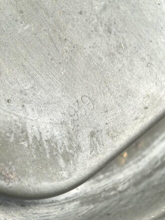 Wehrmacht,  Gasmaskendose, Bereitschaftsbüchse Modell 1938. Originallack, ungereinigtes Stück, datiert 1939