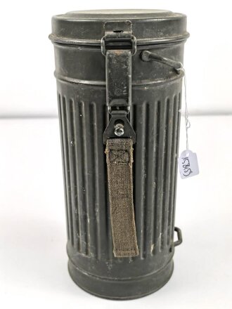 Wehrmacht,  Gasmaskendose, Bereitschaftsbüchse Modell 1938. Originallack, ungereinigtes Stück, datiert 1940