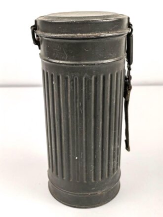 Wehrmacht,  Gasmaskendose, Bereitschaftsbüchse Modell 1938. Originallack, ungereinigtes Stück, datiert 1940