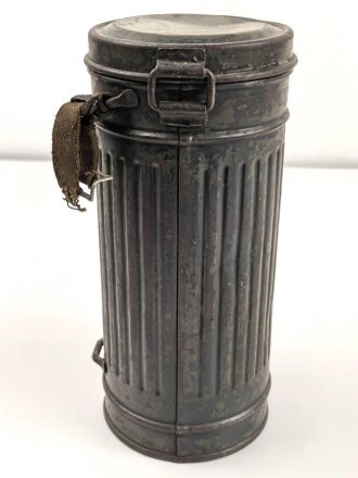 Wehrmacht,  Gasmaskendose, Bereitschaftsbüchse Modell 1938. Originallack, ungereinigtes Stück, datiert 1938