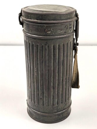 Wehrmacht,  Gasmaskendose, Bereitschaftsbüchse Modell 1938. Originallack, ungereinigtes Stück, datiert 1938