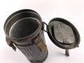 Wehrmacht,  Gasmaskendose, Bereitschaftsbüchse Modell 1938. Originallack, ungereinigtes Stück, datiert 1938