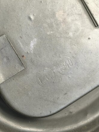 Wehrmacht,  Gasmaskendose, Bereitschaftsbüchse Modell 1938. Originallack, ungereinigtes Stück, datiert 1940
