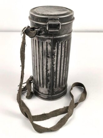 Wehrmacht,  Gasmaskendose, Bereitschaftsbüchse Modell 1938. Originallack, ungereinigtes Stück, datiert 1940