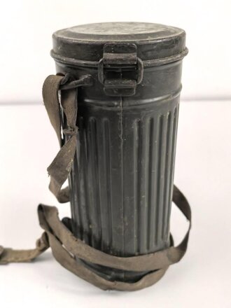 Wehrmacht,  Gasmaskendose, Bereitschaftsbüchse Modell 1938. Originallack, ungereinigtes Stück, datiert 1940