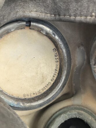 Wehrmacht, Gasmaske in Bereitschaftsbüchse Modell 1938. Die Maske datiert 1939, die Dose von 1944. Zusammengehörig.