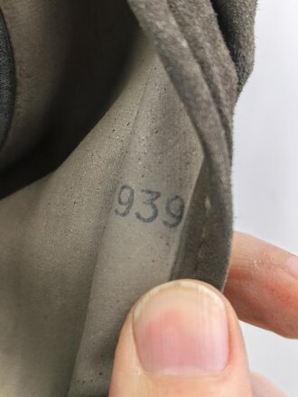 Wehrmacht, Gasmaske in Bereitschaftsbüchse Modell 1938. Die Maske datiert 1939, die Dose von 1944. Zusammengehörig.