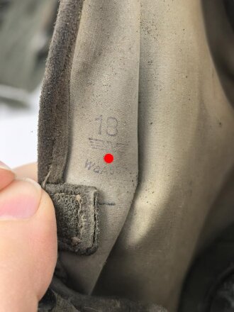 Wehrmacht, Gasmaske in Bereitschaftsbüchse Modell 1938. Die Maske datiert 1939, die Dose von 1944. Zusammengehörig.