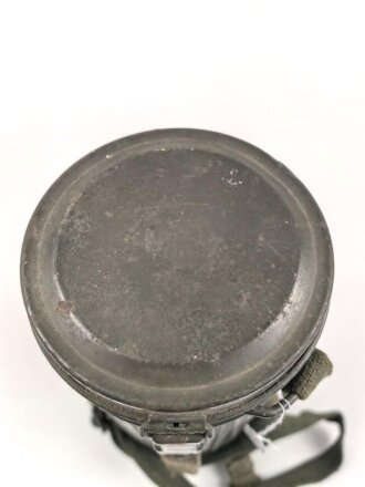 Wehrmacht, Gasmaske in Bereitschaftsbüchse Modell 1938. Die Maske datiert 1939, die Dose von 1944. Zusammengehörig.