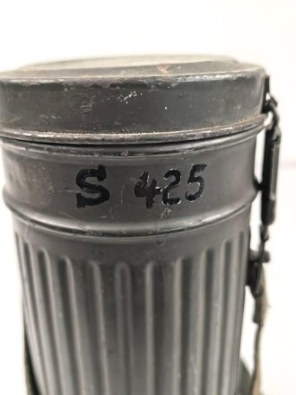 Wehrmacht, Gasmaske in Bereitschaftsbüchse Modell 1938. Die Maske datiert 1939, die Dose von 1944. Zusammengehörig.