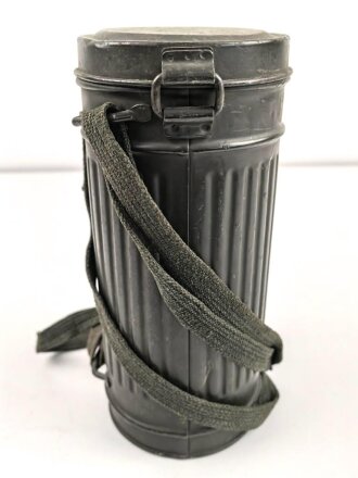 Wehrmacht, Gasmaske in Bereitschaftsbüchse Modell 1938. Die Maske datiert 1939, die Dose von 1944. Zusammengehörig.