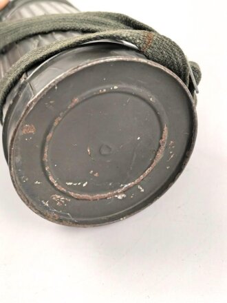 Wehrmacht, Gasmaske in Bereitschaftsbüchse Modell 1938. Die Maske datiert 1939, die Dose von 1944. Zusammengehörig.