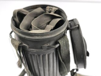 Wehrmacht, Gasmaske in Bereitschaftsbüchse Modell 1938. Die Maske datiert 1939, die Dose von 1944. Zusammengehörig.