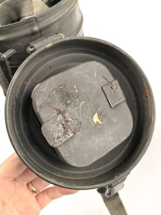 Wehrmacht, Gasmaske in Bereitschaftsbüchse Modell 1938. Die Maske datiert 1939, die Dose von 1944. Zusammengehörig.