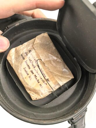 Wehrmacht, Gasmaske in Bereitschaftsbüchse Modell 1938. Die Maske datiert 1939, die Dose von 1944. Zusammengehörig.