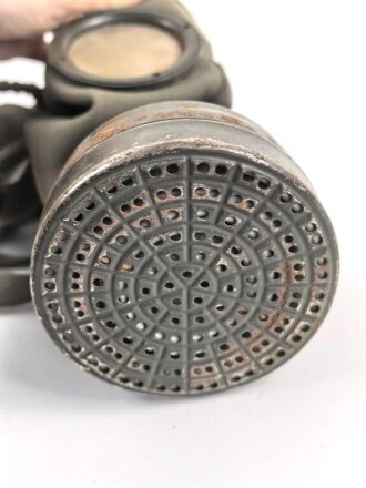 Wehrmacht, Gasmaske in Bereitschaftsbüchse Modell 1938. Die Maske datiert 1939, die Dose von 1944. Zusammengehörig.