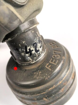 Wehrmacht, Gasmaske in Bereitschaftsbüchse Modell 1938. Die Maske datiert 1939, die Dose von 1944. Zusammengehörig.