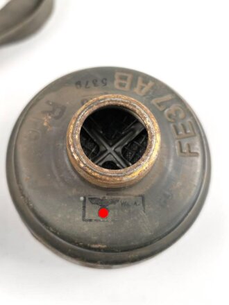 Wehrmacht, Gasmaske in Bereitschaftsbüchse Modell 1938. Die Maske datiert 1939, die Dose von 1944. Zusammengehörig.