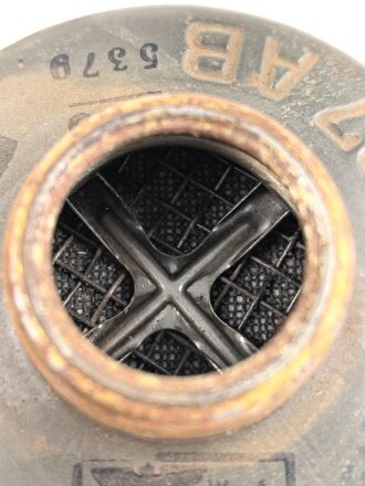 Wehrmacht, Gasmaske in Bereitschaftsbüchse Modell 1938. Die Maske datiert 1939, die Dose von 1944. Zusammengehörig.