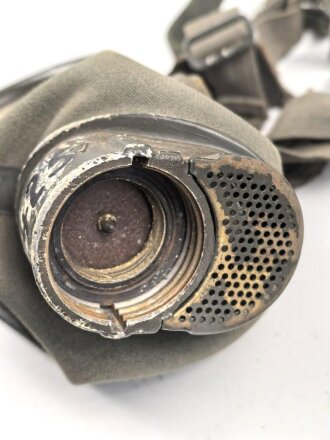 Wehrmacht, Gasmaske in Bereitschaftsbüchse Modell 1938. Die Maske datiert 1939, die Dose von 1944. Zusammengehörig.