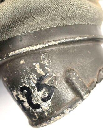 Wehrmacht, Gasmaske in Bereitschaftsbüchse Modell 1938. Die Maske datiert 1939, die Dose von 1944. Zusammengehörig.