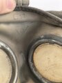 Wehrmacht, Gasmaske in Bereitschaftsbüchse Modell 1938. Die Maske datiert 1939, die Dose von 1944. Zusammengehörig.