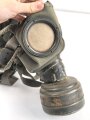 Wehrmacht, Gasmaske in Bereitschaftsbüchse Modell 1938. Die Maske datiert 1939, die Dose von 1944. Zusammengehörig.