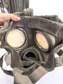 Wehrmacht, Gasmaske in Bereitschaftsbüchse Modell 1938. Die Maske datiert 1939, die Dose von 1944. Zusammengehörig.