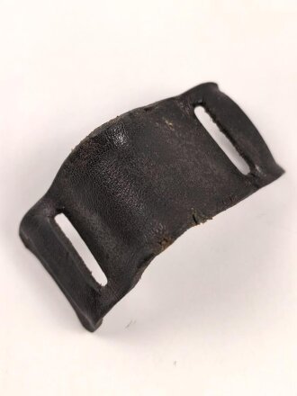 Schutzleder für einen Trage- oder  Halteriemen für eine Gasmaskendose der Wehrmacht oder einer S-Maskendose. Angetrocknetes Stück
