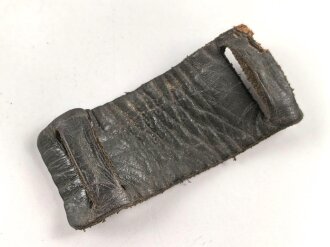 Schutzleder für einen Trage- oder  Halteriemen für eine Gasmaskendose der Wehrmacht oder einer S-Maskendose. Angetrocknetes Stück