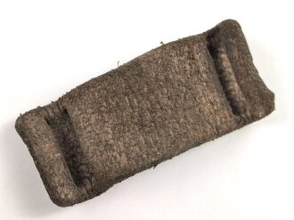 Schutzleder für einen Trage- oder  Halteriemen für eine Gasmaskendose der Wehrmacht oder einer S-Maskendose. Angetrocknetes Stück