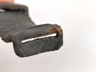 Schutzleder für einen Trage- oder  Halteriemen für eine Gasmaskendose der Wehrmacht oder einer S-Maskendose. Angetrocknetes Stück