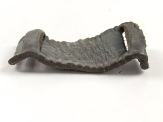 Schutzleder für einen Trage- oder  Halteriemen für eine Gasmaskendose der Wehrmacht oder einer S-Maskendose. Angetrocknetes Stück