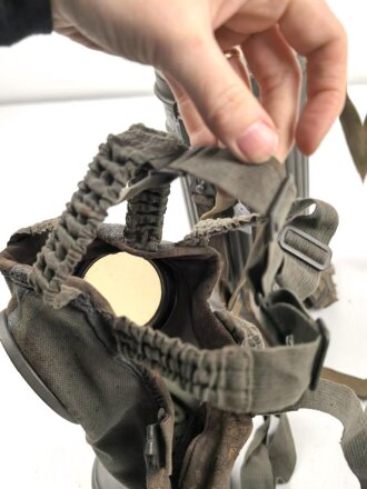 Wehrmacht, Gasmaske in Bereitschaftsbüchse Modell 1938. Die Maske datiert 1939, Maske Modell 1930, Filter von 1938, die Dose von 1938. Zusammengehörig, sehr guter Zustand, lediglich die ledernen Schieber an den Riemen ausgetrocknet