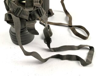 Wehrmacht, Gasmaske in Bereitschaftsbüchse Modell 1938. Die Maske datiert 1939, Maske Modell 1930, Filter von 1938, die Dose von 1938. Zusammengehörig, sehr guter Zustand, lediglich die ledernen Schieber an den Riemen ausgetrocknet