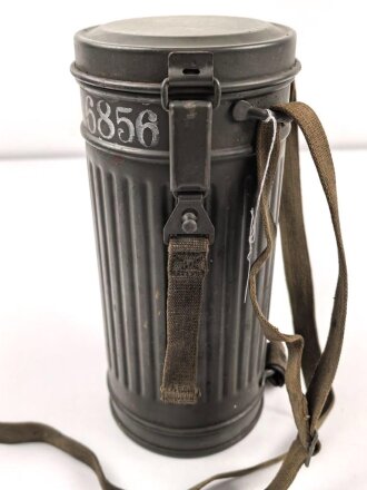 Wehrmacht, Gasmaske in Bereitschaftsbüchse Modell 1938. Die Maske datiert 1939, Maske Modell 1930, Filter von 1938, die Dose von 1938. Zusammengehörig, sehr guter Zustand, lediglich die ledernen Schieber an den Riemen ausgetrocknet