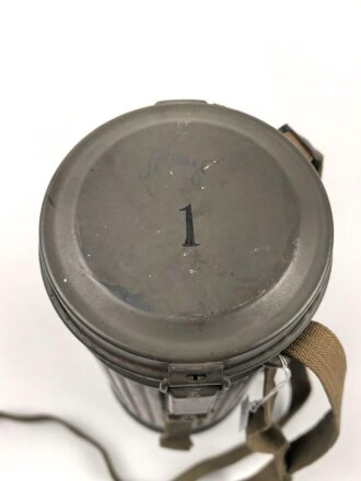 Wehrmacht, Gasmaske in Bereitschaftsbüchse Modell 1938. Die Maske datiert 1939, Maske Modell 1930, Filter von 1938, die Dose von 1938. Zusammengehörig, sehr guter Zustand, lediglich die ledernen Schieber an den Riemen ausgetrocknet