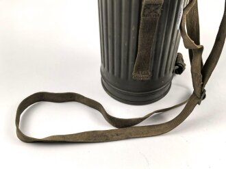 Wehrmacht, Gasmaske in Bereitschaftsbüchse Modell 1938. Die Maske datiert 1939, Maske Modell 1930, Filter von 1938, die Dose von 1938. Zusammengehörig, sehr guter Zustand, lediglich die ledernen Schieber an den Riemen ausgetrocknet