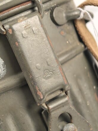 Wehrmacht, Gasmaske in Bereitschaftsbüchse Modell 1938. Die Maske datiert 1939, Maske Modell 1930, Filter von 1938, die Dose von 1938. Zusammengehörig, sehr guter Zustand, lediglich die ledernen Schieber an den Riemen ausgetrocknet