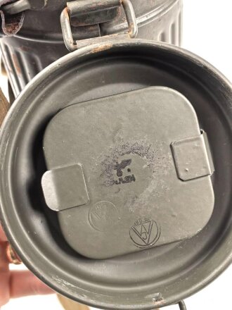 Wehrmacht, Gasmaske in Bereitschaftsbüchse Modell 1938. Die Maske datiert 1939, Maske Modell 1930, Filter von 1938, die Dose von 1938. Zusammengehörig, sehr guter Zustand, lediglich die ledernen Schieber an den Riemen ausgetrocknet