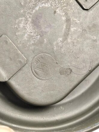 Wehrmacht, Gasmaske in Bereitschaftsbüchse Modell 1938. Die Maske datiert 1939, Maske Modell 1930, Filter von 1938, die Dose von 1938. Zusammengehörig, sehr guter Zustand, lediglich die ledernen Schieber an den Riemen ausgetrocknet