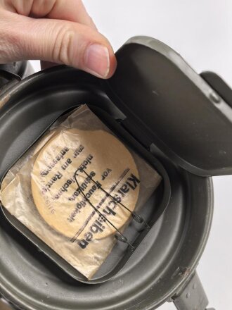 Wehrmacht, Gasmaske in Bereitschaftsbüchse Modell 1938. Die Maske datiert 1939, Maske Modell 1930, Filter von 1938, die Dose von 1938. Zusammengehörig, sehr guter Zustand, lediglich die ledernen Schieber an den Riemen ausgetrocknet