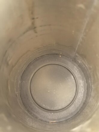 Wehrmacht, Gasmaske in Bereitschaftsbüchse Modell 1938. Die Maske datiert 1939, Maske Modell 1930, Filter von 1938, die Dose von 1938. Zusammengehörig, sehr guter Zustand, lediglich die ledernen Schieber an den Riemen ausgetrocknet