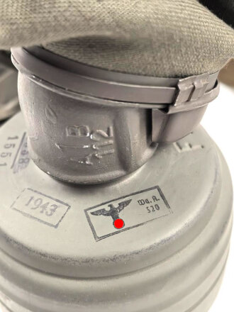 Wehrmacht, Gasmaske in Bereitschaftsbüchse Modell 1938. Die Maske datiert 1939, Maske Modell 1930, Filter von 1938, die Dose von 1938. Zusammengehörig, sehr guter Zustand, lediglich die ledernen Schieber an den Riemen ausgetrocknet