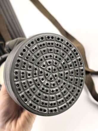 Wehrmacht, Gasmaske in Bereitschaftsbüchse Modell 1938. Die Maske datiert 1939, Maske Modell 1930, Filter von 1938, die Dose von 1938. Zusammengehörig, sehr guter Zustand, lediglich die ledernen Schieber an den Riemen ausgetrocknet