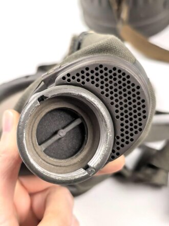 Wehrmacht, Gasmaske in Bereitschaftsbüchse Modell 1938. Die Maske datiert 1939, Maske Modell 1930, Filter von 1938, die Dose von 1938. Zusammengehörig, sehr guter Zustand, lediglich die ledernen Schieber an den Riemen ausgetrocknet