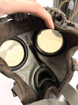 Wehrmacht, Gasmaske in Bereitschaftsbüchse Modell 1938. Die Maske datiert 1939, Maske Modell 1930, Filter von 1938, die Dose von 1938. Zusammengehörig, sehr guter Zustand, lediglich die ledernen Schieber an den Riemen ausgetrocknet