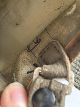 Wehrmacht, Gasmaske in Bereitschaftsbüchse Modell 1938. Die Maske datiert 1939, Maske Modell 1930, Filter von 1938, die Dose von 1938. Zusammengehörig, sehr guter Zustand, lediglich die ledernen Schieber an den Riemen ausgetrocknet