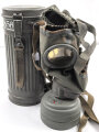 Wehrmacht, Gasmaske in Bereitschaftsbüchse Modell 1938. Die Maske datiert 1939, Maske Modell 1930, Filter von 1938, die Dose von 1938. Zusammengehörig, sehr guter Zustand, lediglich die ledernen Schieber an den Riemen ausgetrocknet